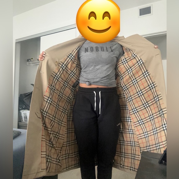 Classic Burberry Double Breasted Trench Coat - Picture 8 of 9